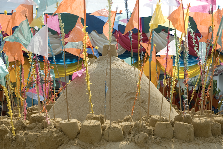 ประเพณีก่อพระทราย วันไหลบางแสน 2558 ณ หาดบางแสน จังหวัดชลบุรี