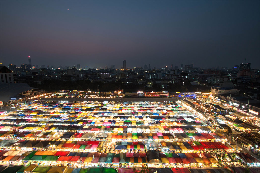 ตลาดนัดรถไฟรัชดา (Train Night Market Ratchada) แหล่งท่องเที่ยวยามค่ำคืนในกรุงเทพฯ